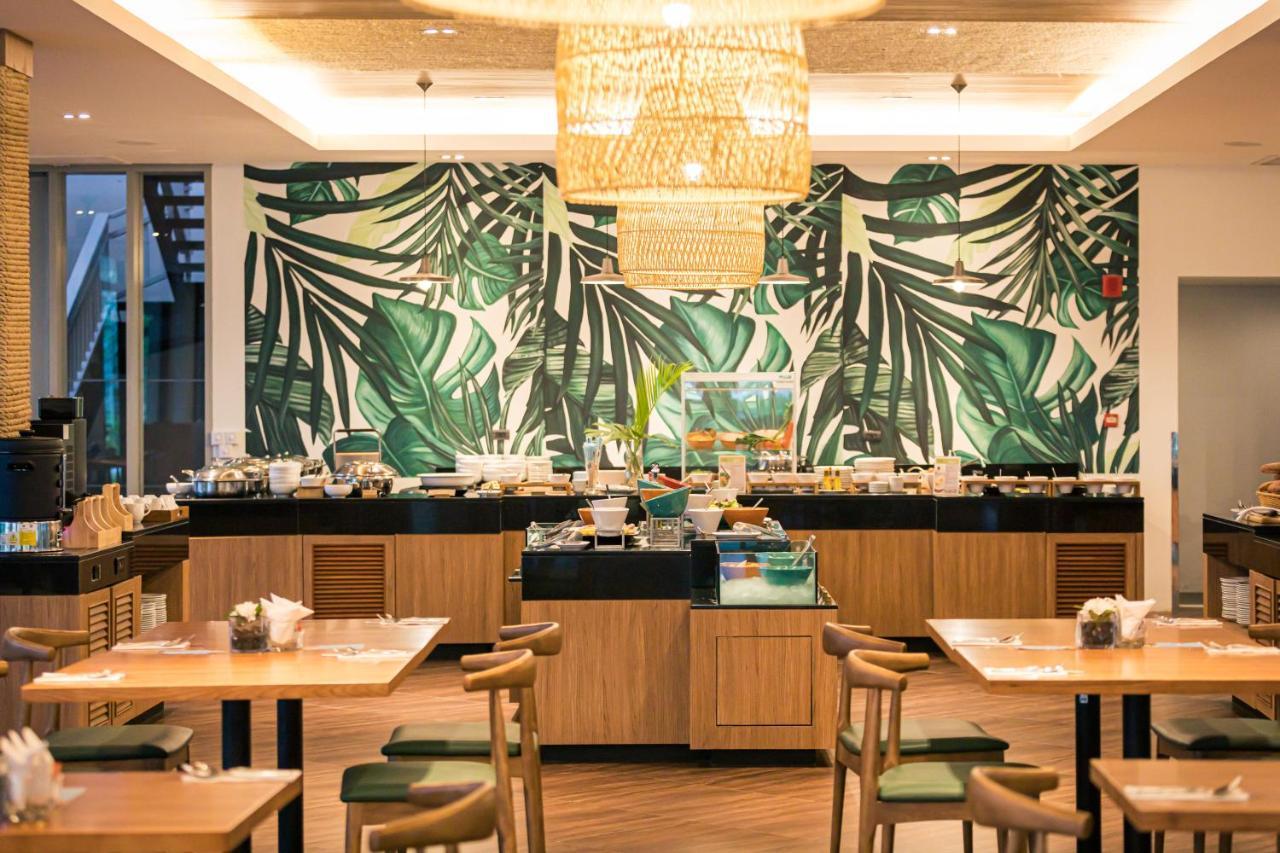 Outrigger Khao Lak Beach Resort - Sha Extra Plus Bagian luar foto The interior of the lounge
