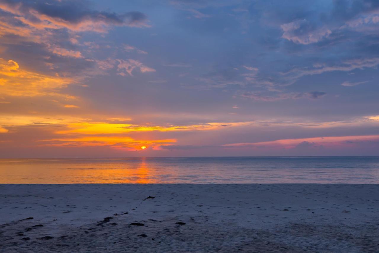 Outrigger Khao Lak Beach Resort - Sha Extra Plus Bagian luar foto Sunset over the Gulf of Riga