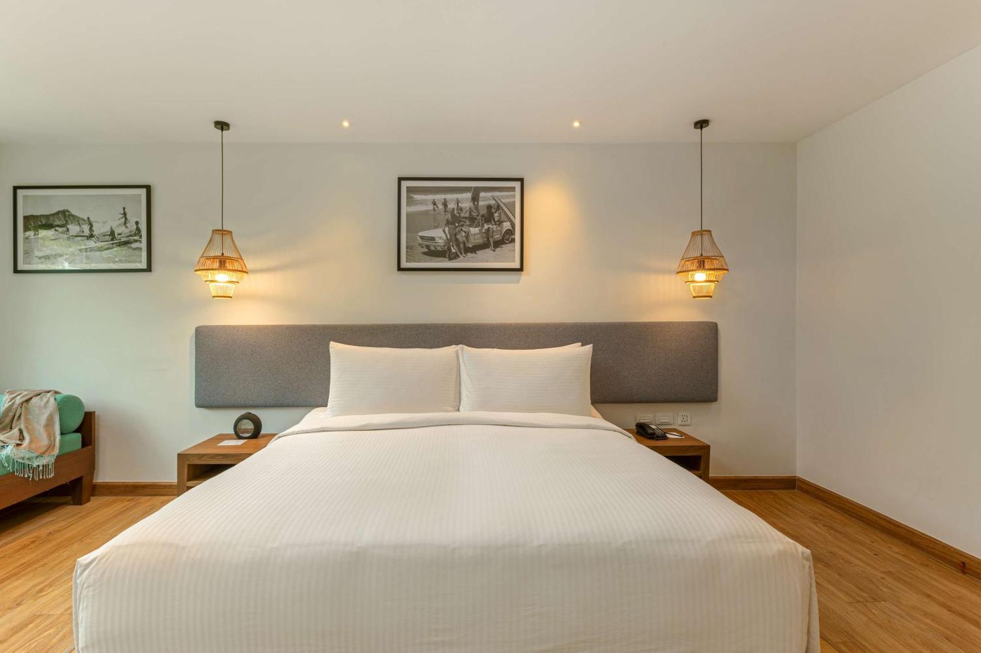 Outrigger Khao Lak Beach Resort - Sha Extra Plus Bagian luar foto A bedroom at the hotel